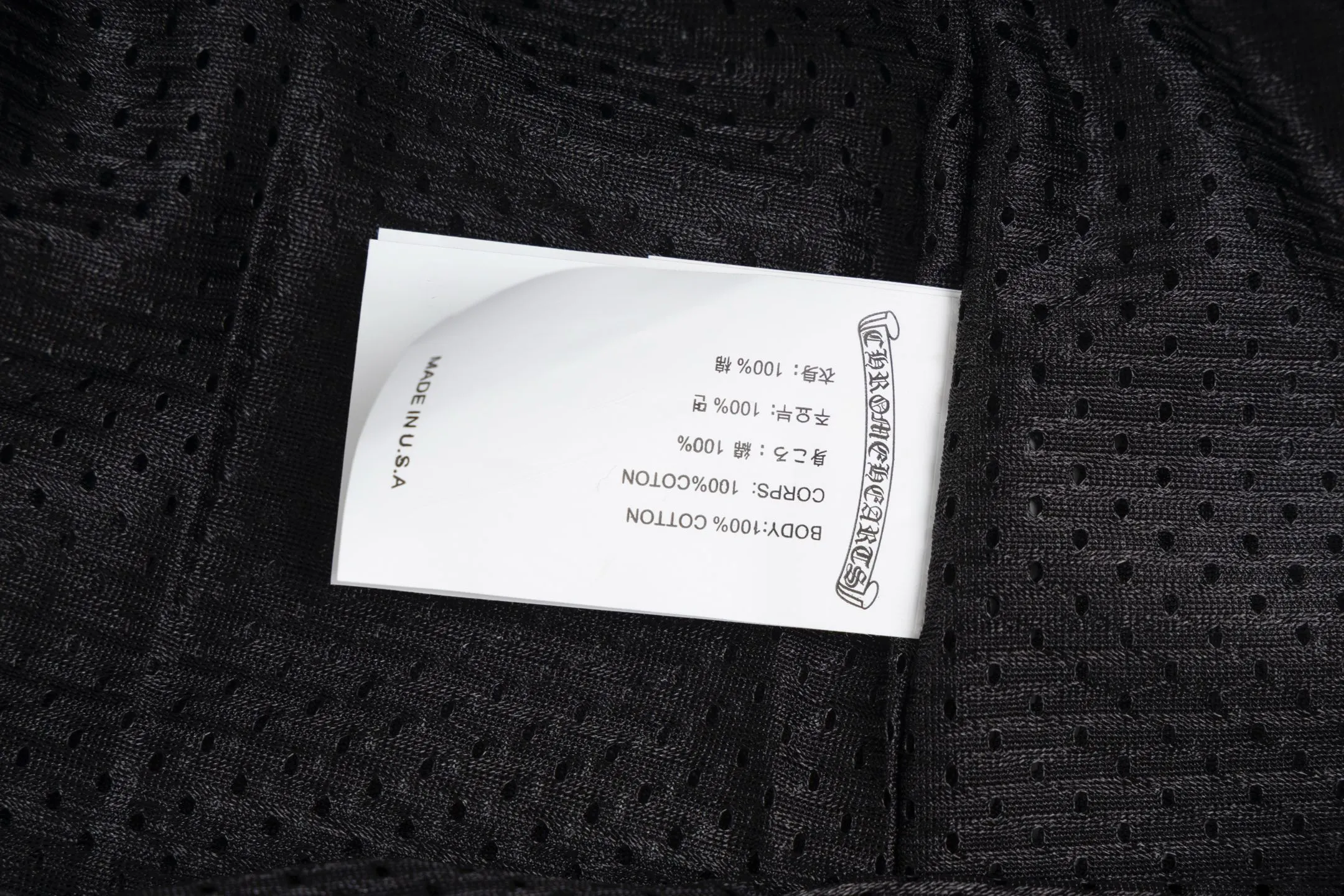 🅿️380 [Exclusive supply] CH Kroxin Sanskrit mesh hockey trousers are made of high-quality cotton fabrics and selected black mesh fabrics, showing a unique sports style. The straight cut design and mid-waist silhouette can naturally modify the leg lines when worn. The black base fabric is printed with the brand's iconic letter pattern. The pattern is clear and three-dimensional. The environmentally friendly printing and dyeing process is used to ensure that the color is long-lasting and does not fade. The waistband is equipped with the brand's exclusive metal fasteners, and the details are exquisite. The inner stitching is flat and firm, and all seams are reinforced to improve durability. The trousers are slightly tapered and matched with the unique sports elements of the hockey jersey series, maintaining a casual style without losing a sense of fashion. The overall weight is moderate, suitable for daily wear in autumn and winter. The fabric has been pre-shrunk and will not deform easily after washing, keeping the shape stable. Size:S/M/L